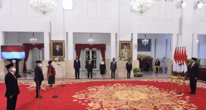 Presiden Jokowi melantik tiga orang Dubes LBBP RI untuk negara sahabat, di Istana Negara, Rabu, 12/1/2022. foto: humas setkab/agung)