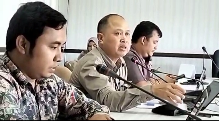 GM PLN UIW Bangka Belitung (tengah) saat menghadiri rapat dengar pendapat dengan Komisi III DPRD Babel beberapa waktu lalu. foto/wahyu.k