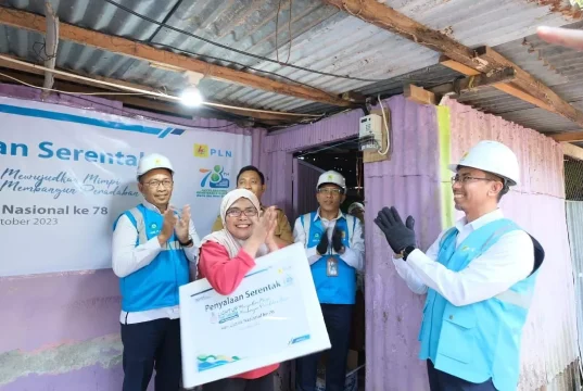 Wahidah (50), warga Kecamatan Tallo, Makassar, Sulawesi Selatan, salah satu penerima manfaat dari program Light Up The Dream PLN. (Dok. PLN)