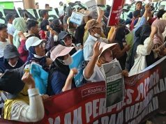 Ratusan massa aksi mendesak pemerintah segera mencabut IUP Timah Beriga dan menolak PLTN. Tuntutan itu disampaikan kembali oleh massa di kantor DPRD Babel, Senin (21/9/2026).