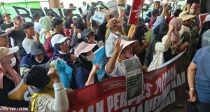 Ratusan massa aksi mendesak pemerintah segera mencabut IUP Timah Beriga dan menolak PLTN. Tuntutan itu disampaikan kembali oleh massa di kantor DPRD Babel, Senin (21/9/2026).